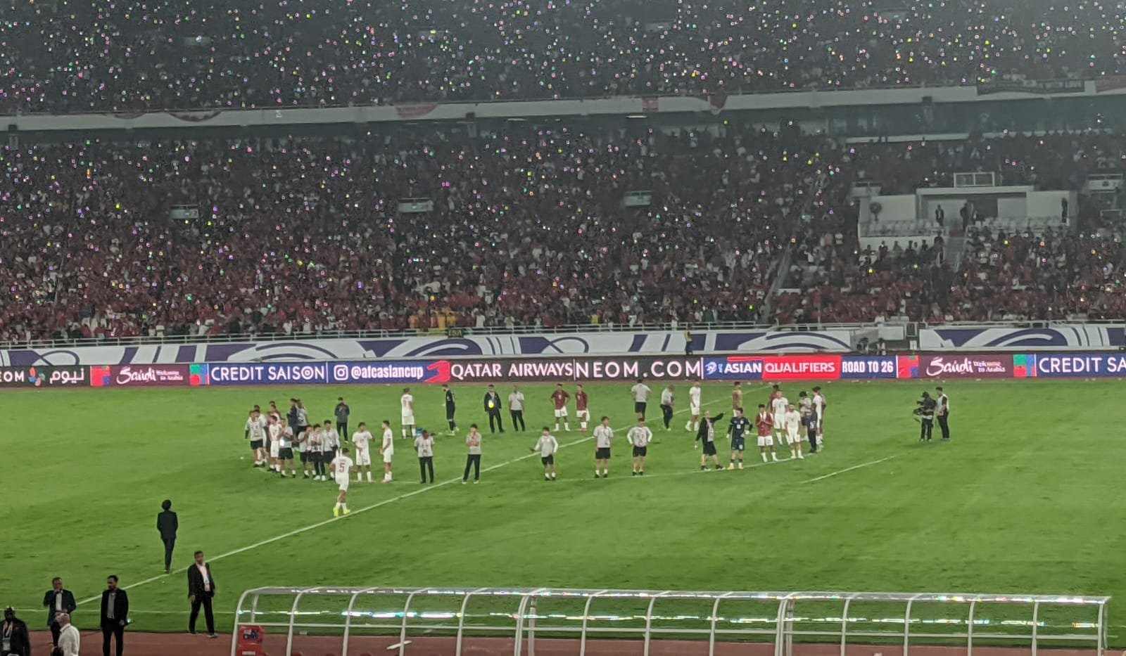 Pemain timnas Indonesia usai bertanding menghadapi Australia di Stadion Gelora Bung Karno, Jakarta, Selasa (10/9). Foto: apakabar.co.id
