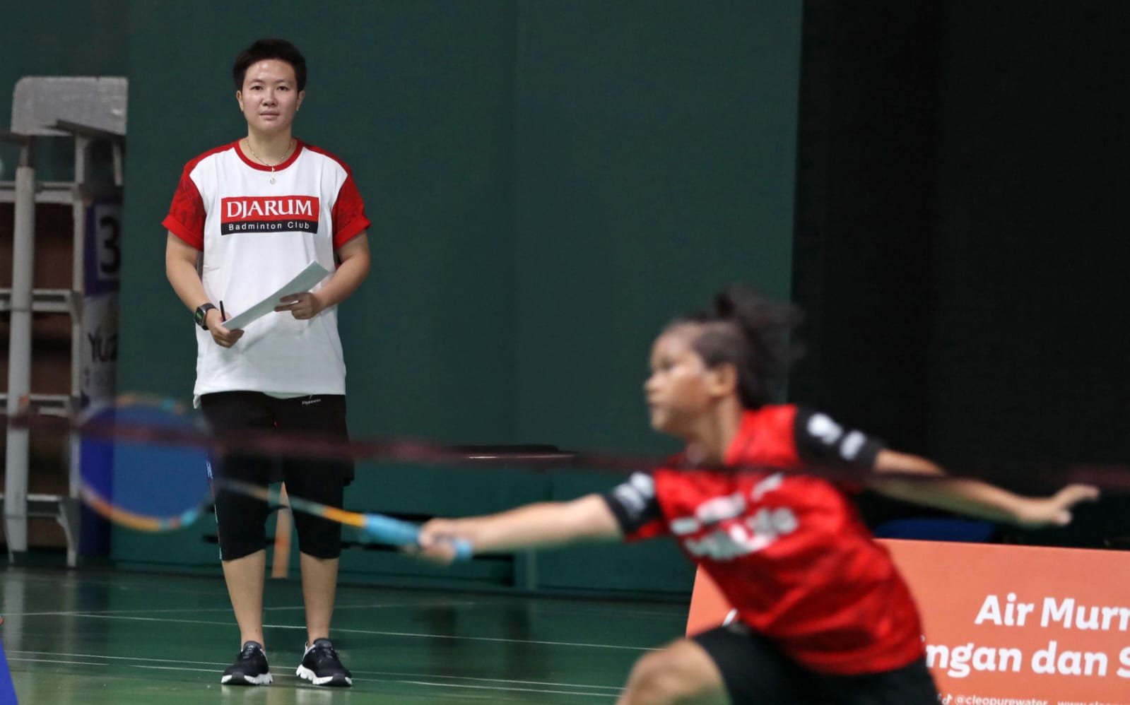 Peraih Emas Olimpiade 2016, Liliyana Natsir saat memantau langsung peserta Audisi Umum PB Djarum 2024 di GOR Djarum Jati, Kudus, Jawa Tengah, Jumat (13/9).