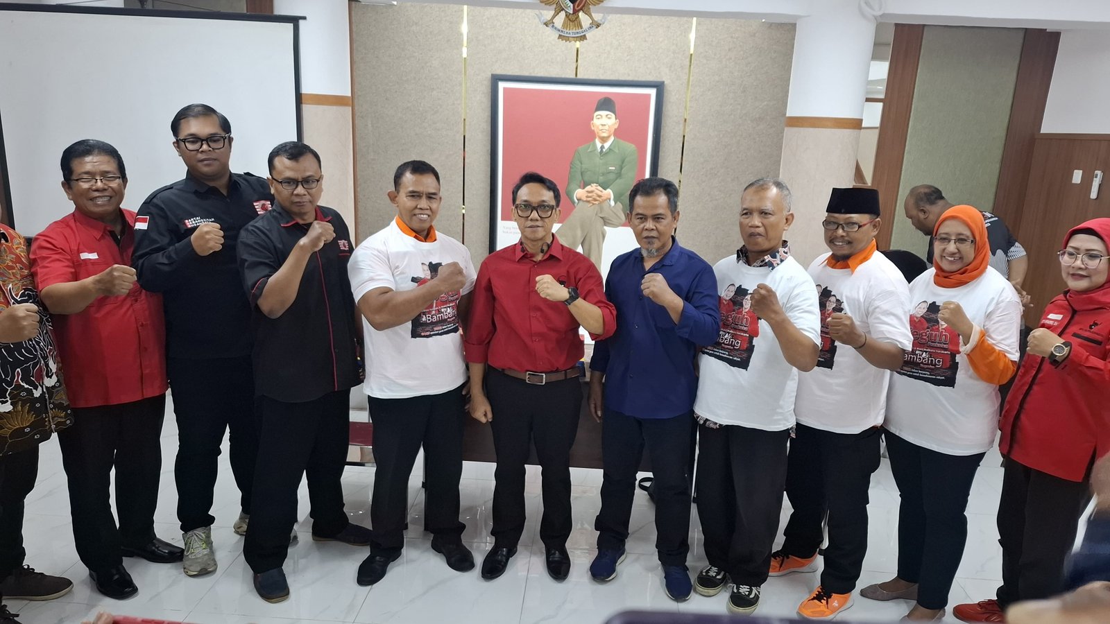 Calon wakil wali kota Solo, Bambang Gage (baju merah tengah) berfoto bersama dengan 4 Parpol yang mendukungnya dalam Pilkada Solo 2024, Sabtu (14/9). Foto: apakabar.co.id/Fernando Fitusia