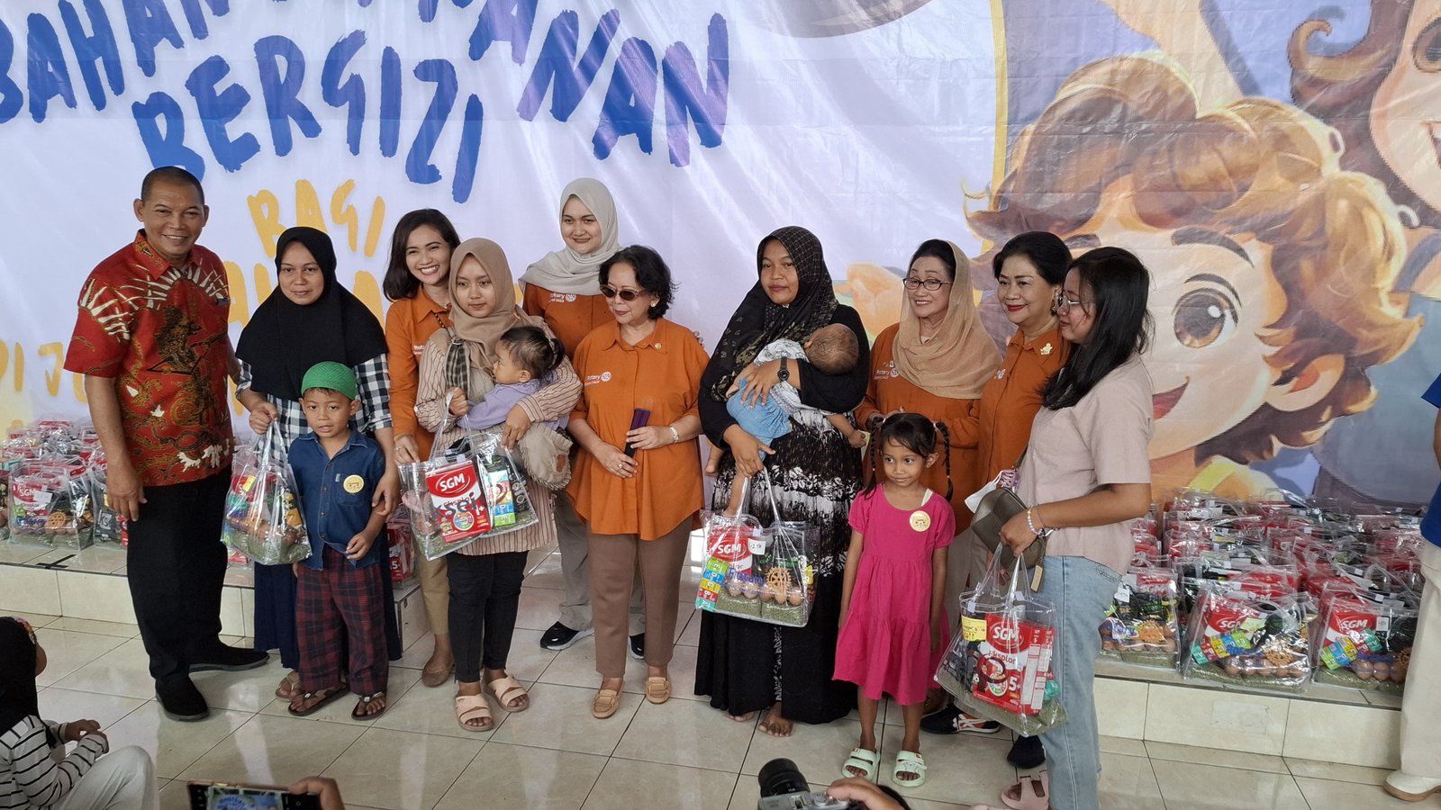 Rotary Club Of Solo Kartini menggandeng PT KSEI memberikan bantuan tambahan makanan bergizi untuk 100 anak dari Kampung Ledoksari dan Joyotakan di lantai 2 Pasar Jebres (Ledoksari), Sabtu (21/9).
