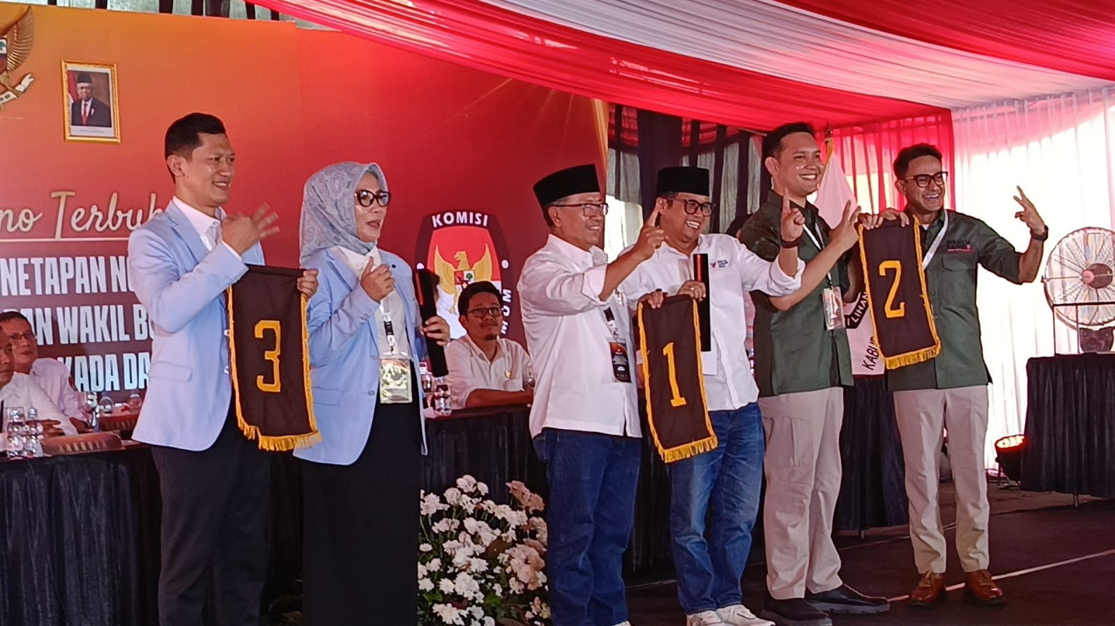 Tiga pasangan calon Bupati dan Wakil Bupati Cianjur, pada saat sudah mendapatkan masing-masing nomor urut paslon. Foto : apakabar.co.id/Riski Maulana