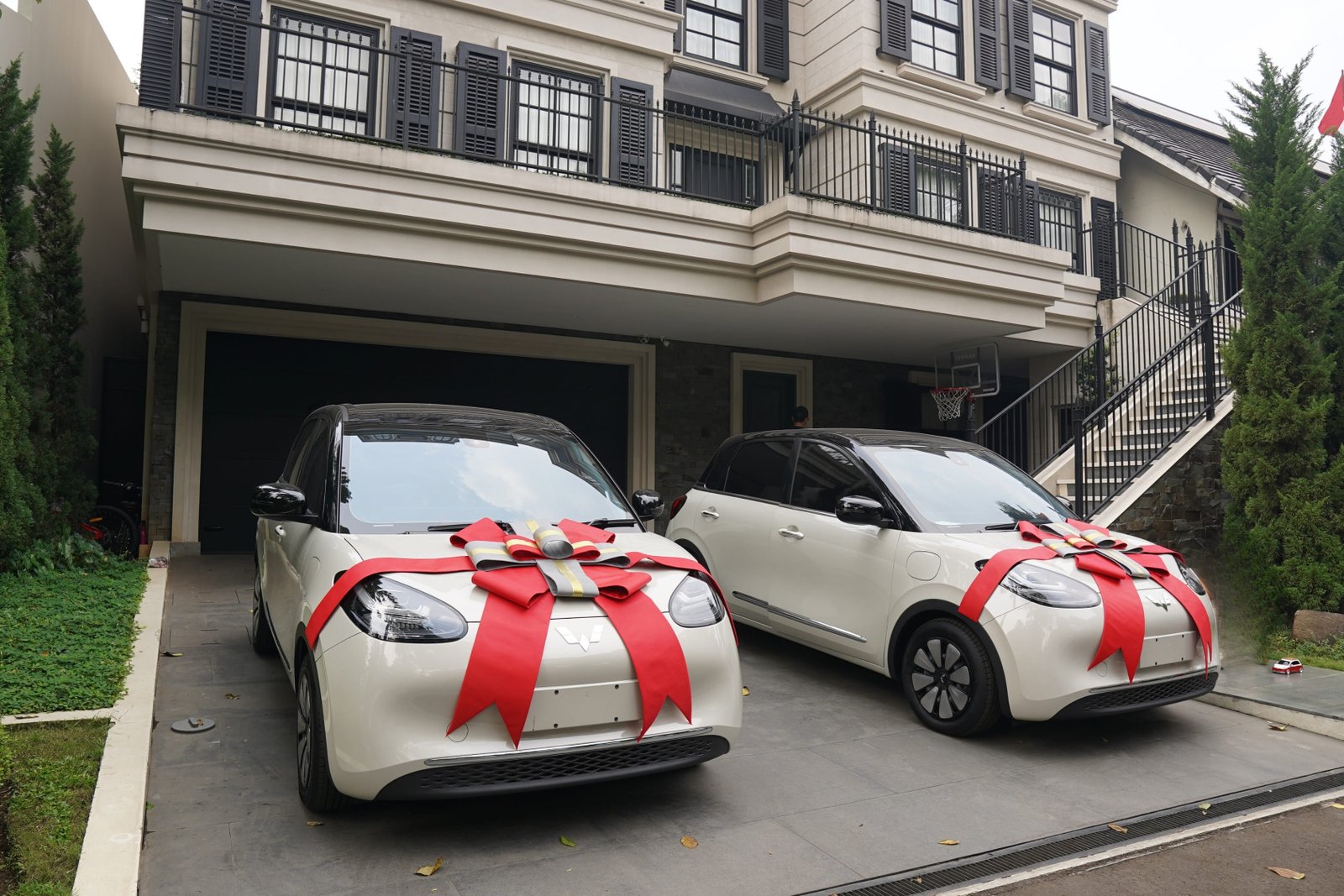 IMX 2024 dan Raffi Ahmad menyiapkan Wuling Binguo EV yang sudah dimodifikasi untuk hadiah super giveaway. Foto: dok. NMAA