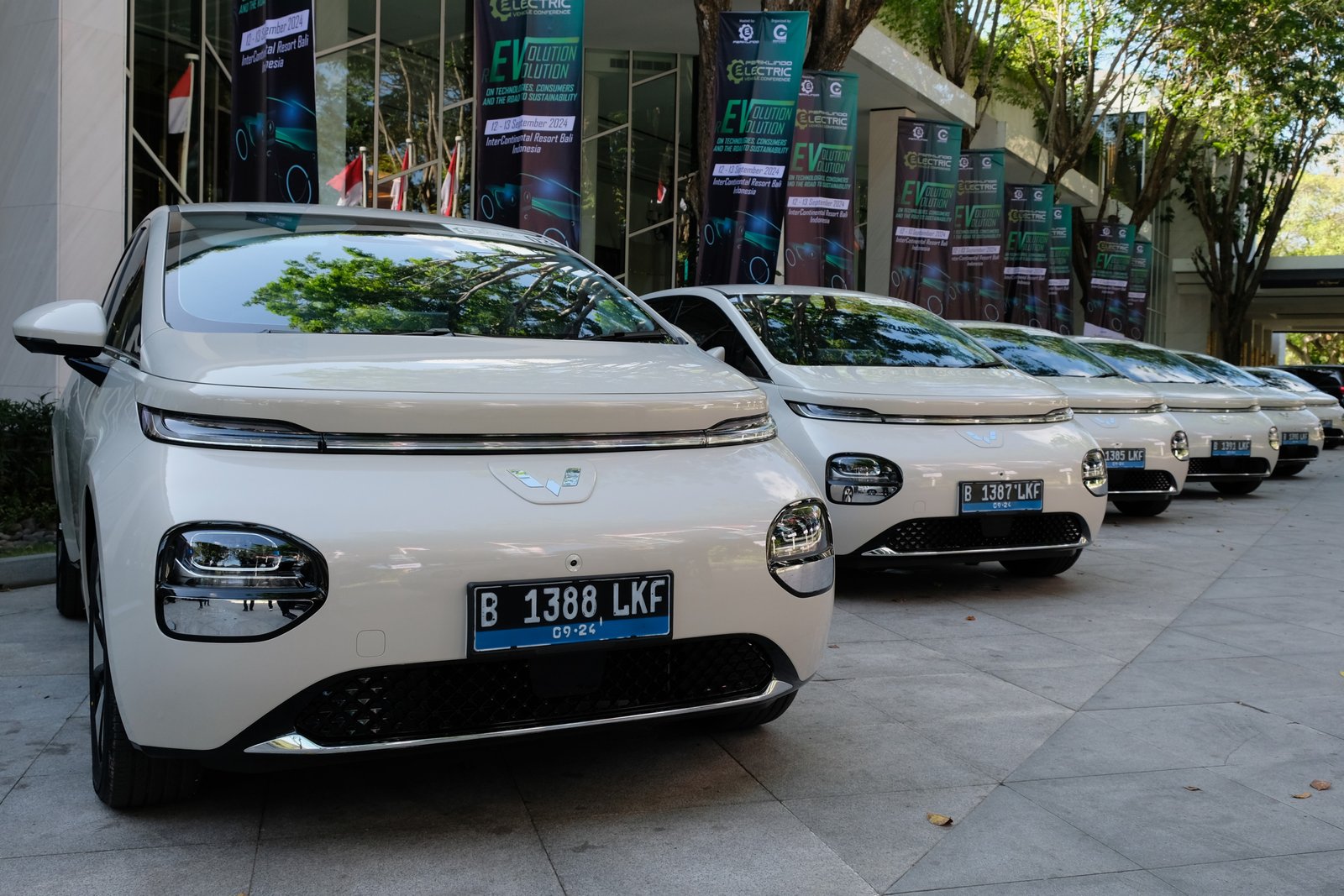 Sebanyak 10 unit Medium Hatchback EV Wuling yang bertugas sebagai mitra mobilitas ramah lingkungan PEVC 2024. Foto: dok. Wuling
