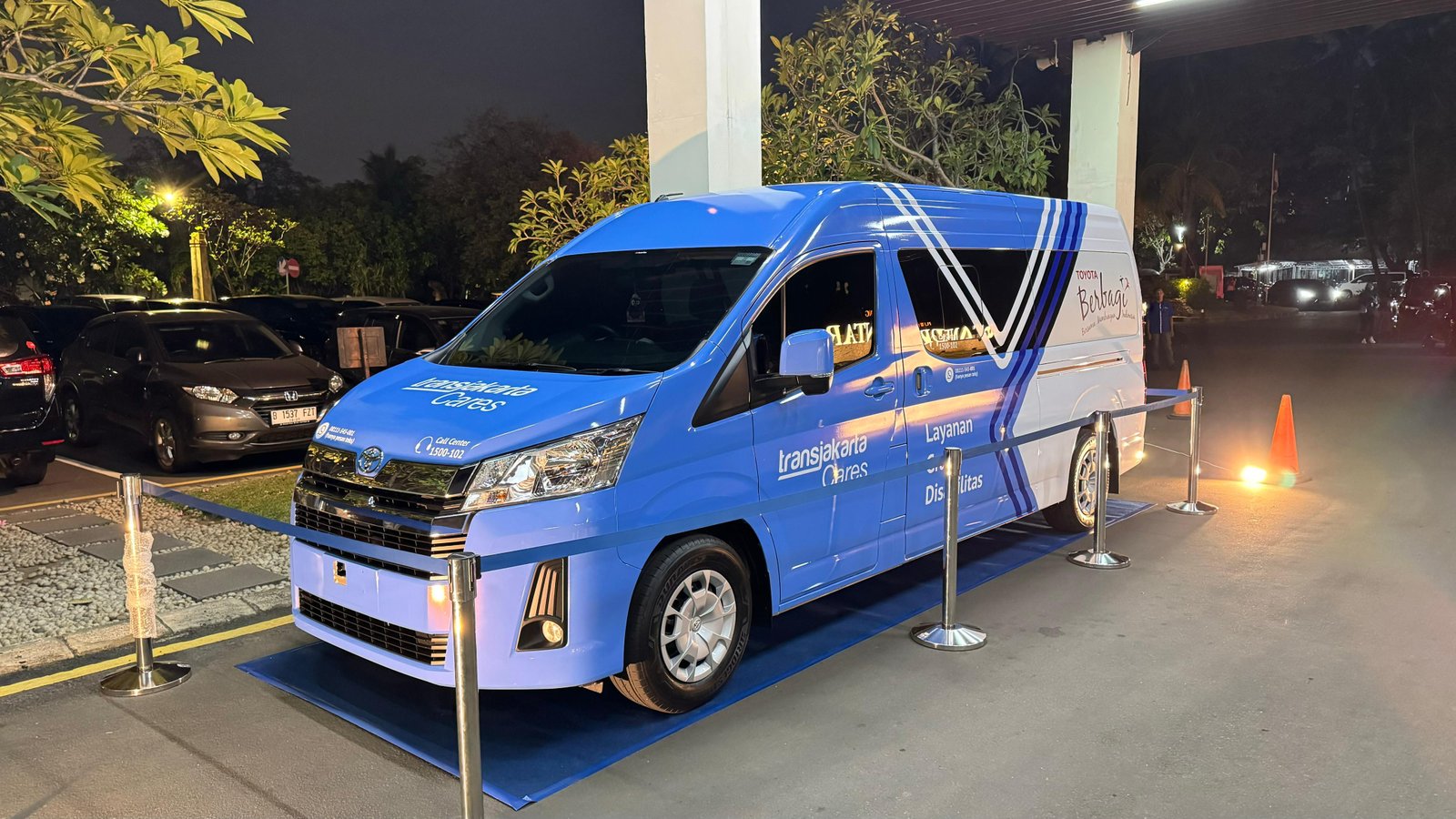 Dukung Mobilitas Disabilitas, TAM Berikan Toyota HiAce Premio ke Transjakarta