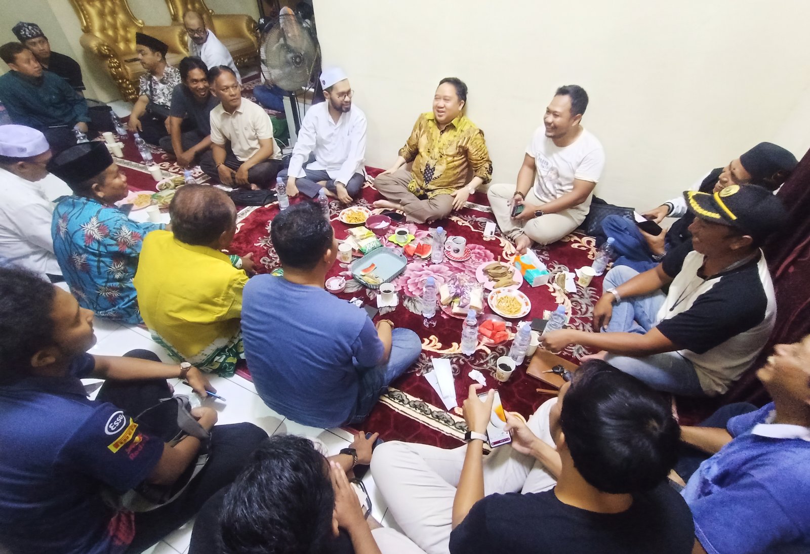 Syaifullah Tamliha dan Habib Ahmad Bahasyim ngumpul bersama parpol pendukungnya, Minggu (1/9) malam. Foto: apakabar.co.id