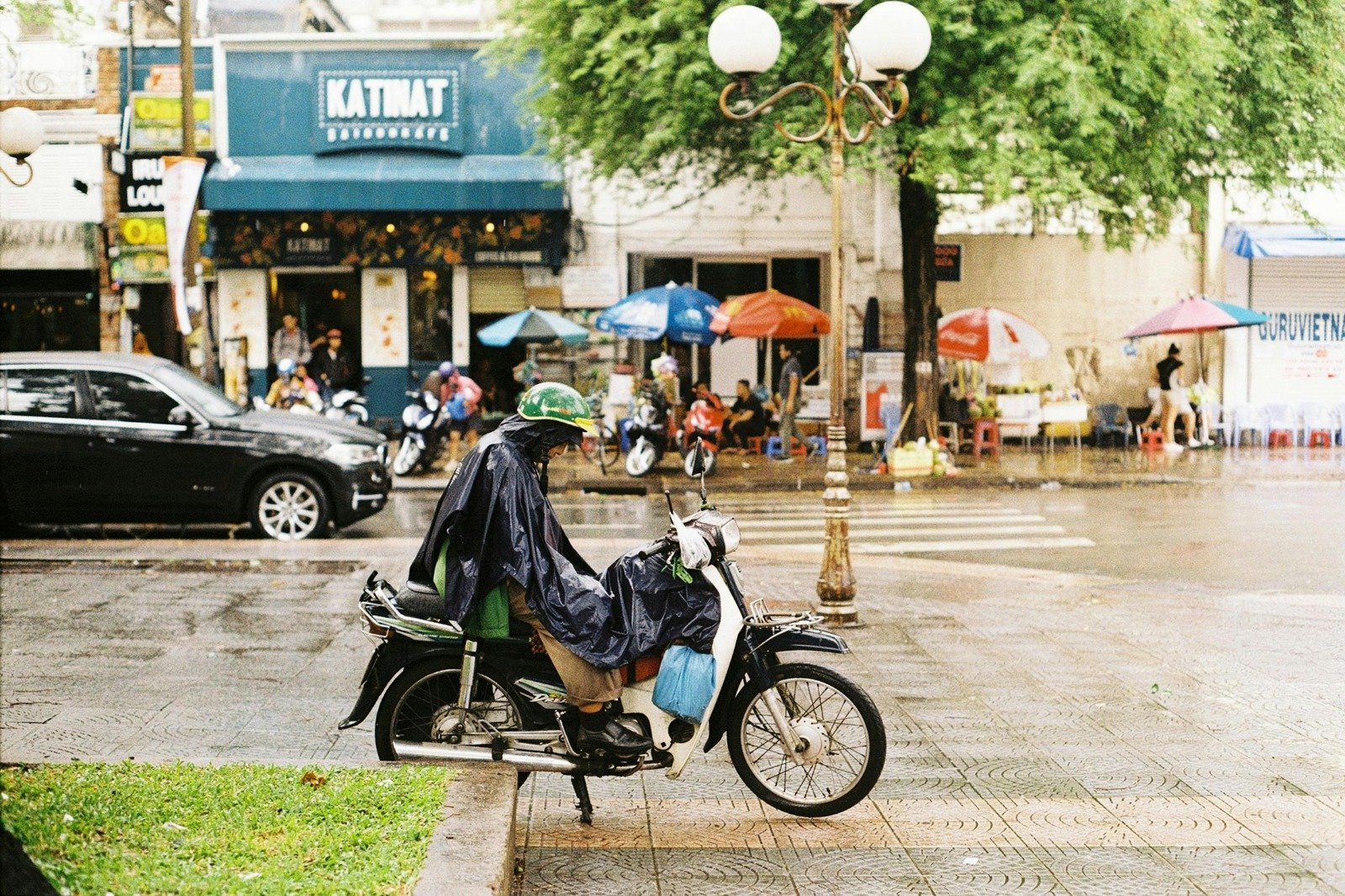 Tips Berkendara Aman dan Nyaman saat Musim Hujan, Pakai Helm Sesuai Standar