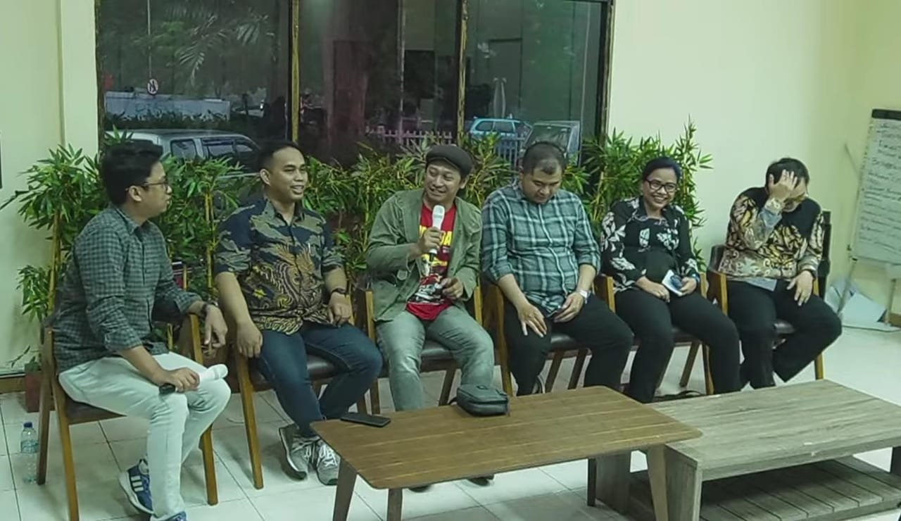 Ketua Umum KASBI Sunarno (tengah) saat menyampaikan pandangannya mengenai dugaan upaya union busting di CNN Indonesia. Foto: apakabar.co.id/Kindy