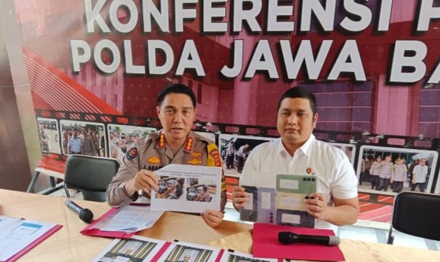 Kabid Humas Polda Jabar Kombes Pol Jules Abraham Abast mengungkapkan korban melaporkan dugaan penipuan ke Direktorat Reserse Kriminal Khusus (Ditreskrimsus) Polda Jawa Barat Agustus 2024. Foto: apakabar.co.id/ Muhammad Hasbi Asidiki