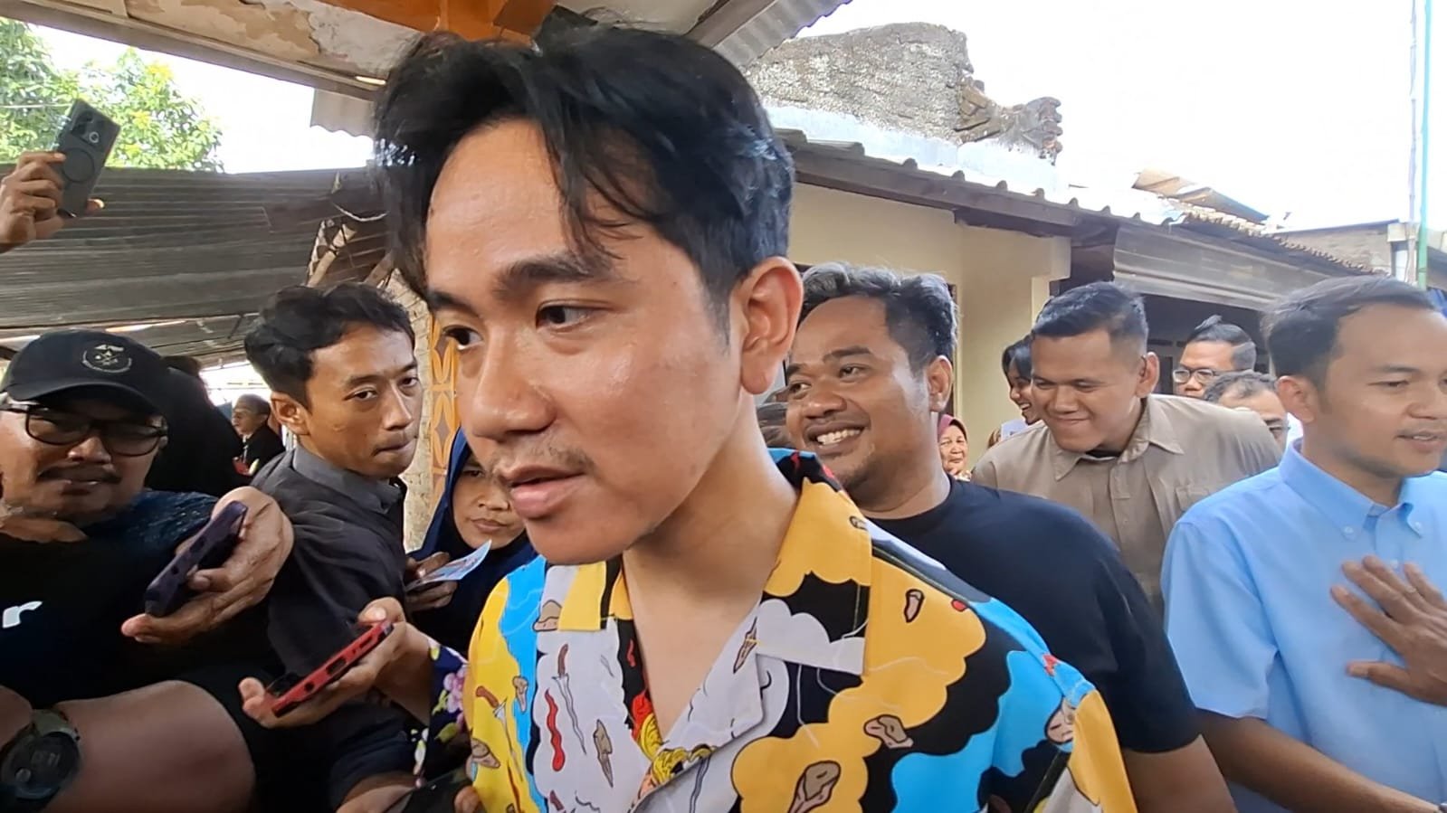 Pernyataan Rocky Soal Terima Uang dari Menteri, Gibran: Itu Hoaks