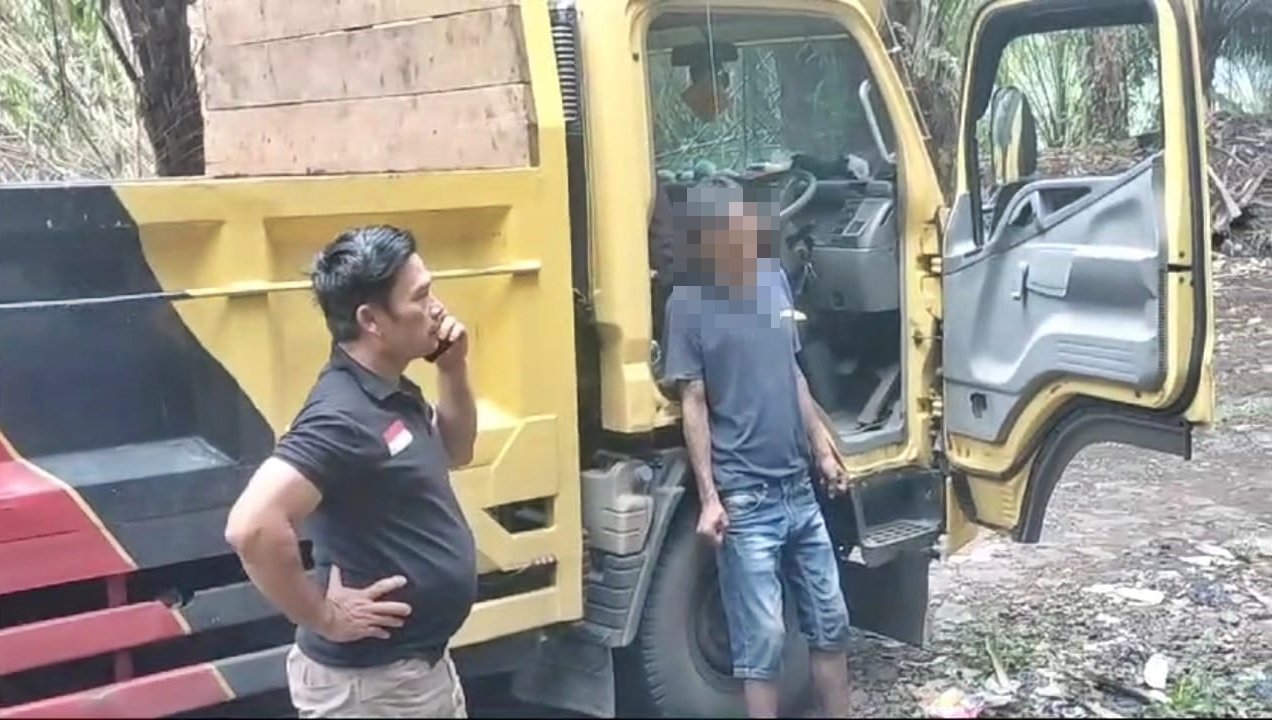 Gegerkan Warga, Pria Tewas Menggantung di Depan Truk yang Terparkir