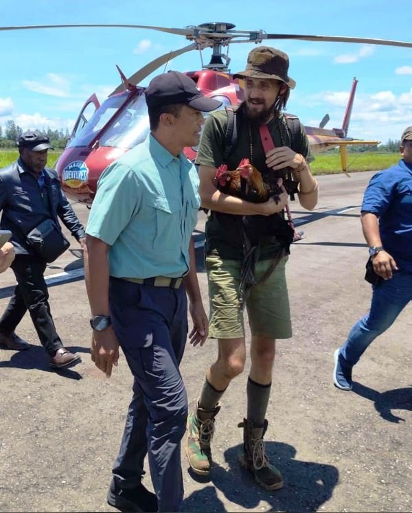 Pilot Susi Air Kapten Philip dibebaskan kelompok OPM setelah sanderaan 1,7 tahun di hutan Papua.