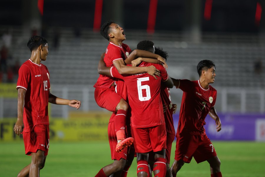 Para pemain timnas Indonesia U-20 merayakan gol ke gawang lawannya saat bertanding di kualifikasi Piala Asia U-20 2025 di Stadion Madya, Senayan, Jumat (27/9). Foto: PSSI