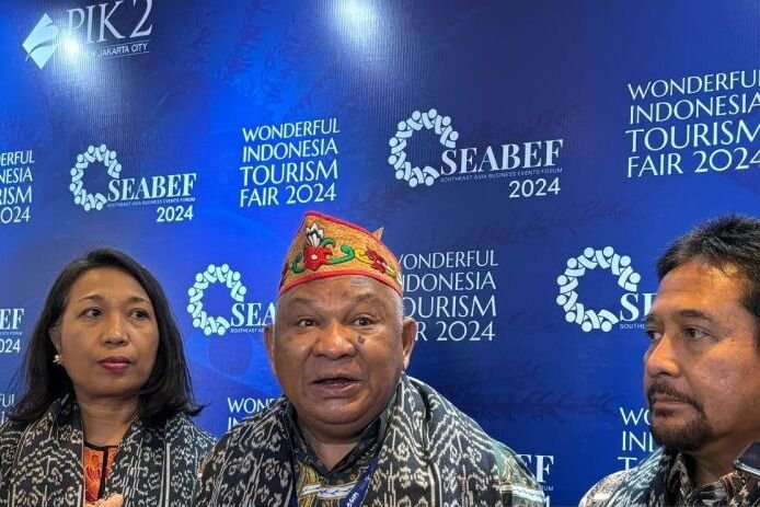 Deputi Bidang Produk Wisata dan Penyelenggara Kegiatan (Event) Kemenparekraf Vinsensius Jemadu (tengah) dalam sesi jumpa pers yang digelar di Jakarta, Rabu (2/10/2024). Foto: Antara
