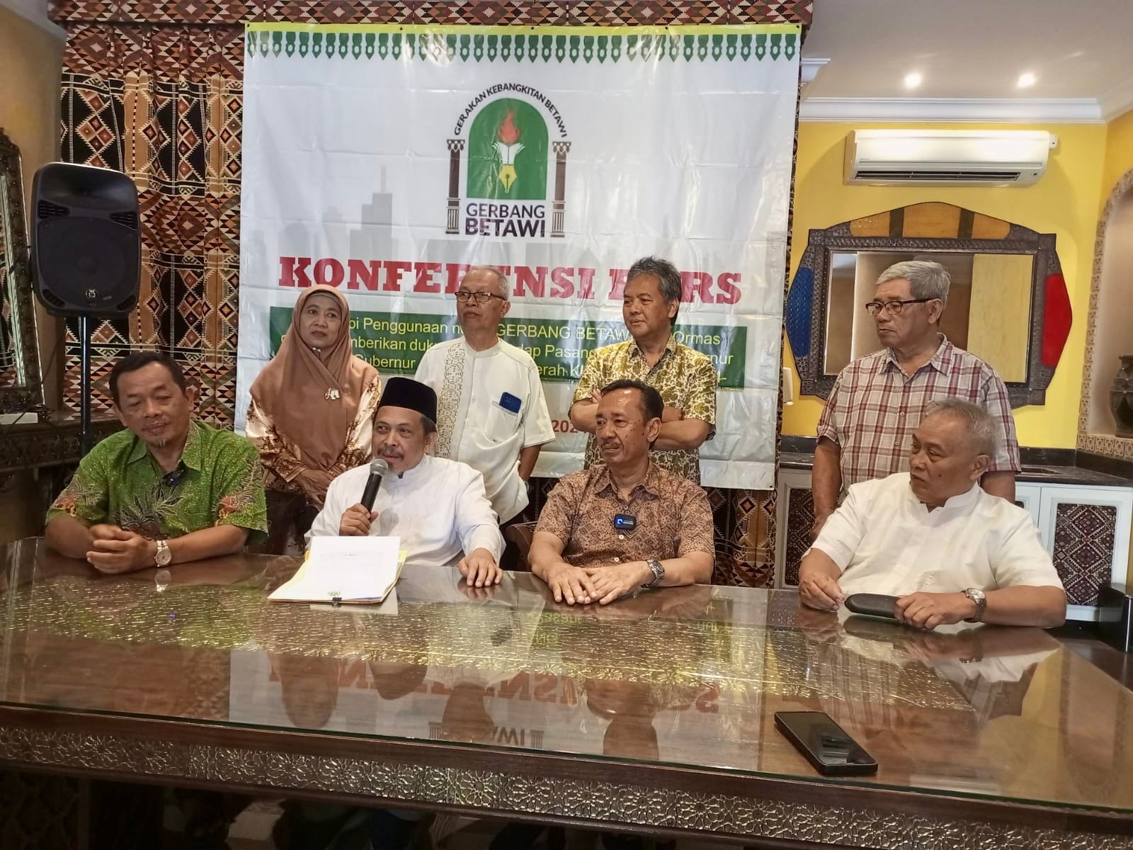 Gerakan Kebangkitan Betawi atau Gerbang Betawi melakukan jumpa pers perihal pencatutan nama Gerbang Betawi dalam mendukung Paslon Pilgub Jakarta 2024, Sabtu (12/10). Foto: dok. FJB