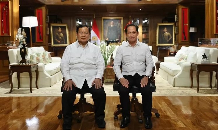 Hanif Faisol Nurofiq bersama Prabowo Subinato saat pembekalan calon menteri.