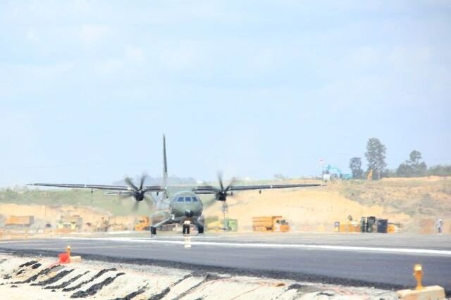 Pesawat TNI AU saat melakukan uji coba landasan pacu Bandara Nusantara yang dibangun di wilayah Kabupaten Penajam Paser Utara, Provinsi Kalimantan Timur. Foto: Dok. Dispen AU