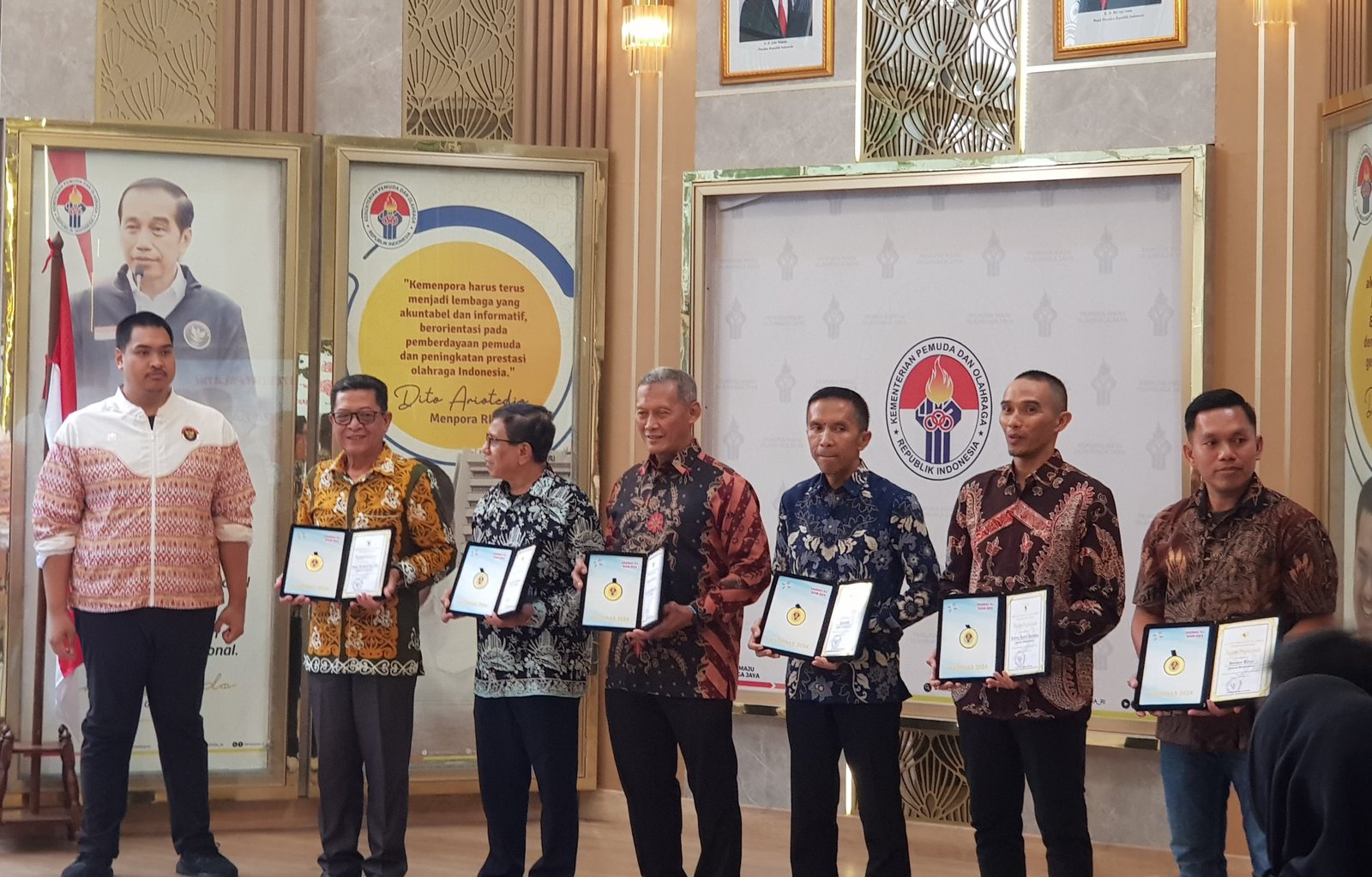 Menpora Dito Berikan Penghargaan kepada 23 Insan Olahraga