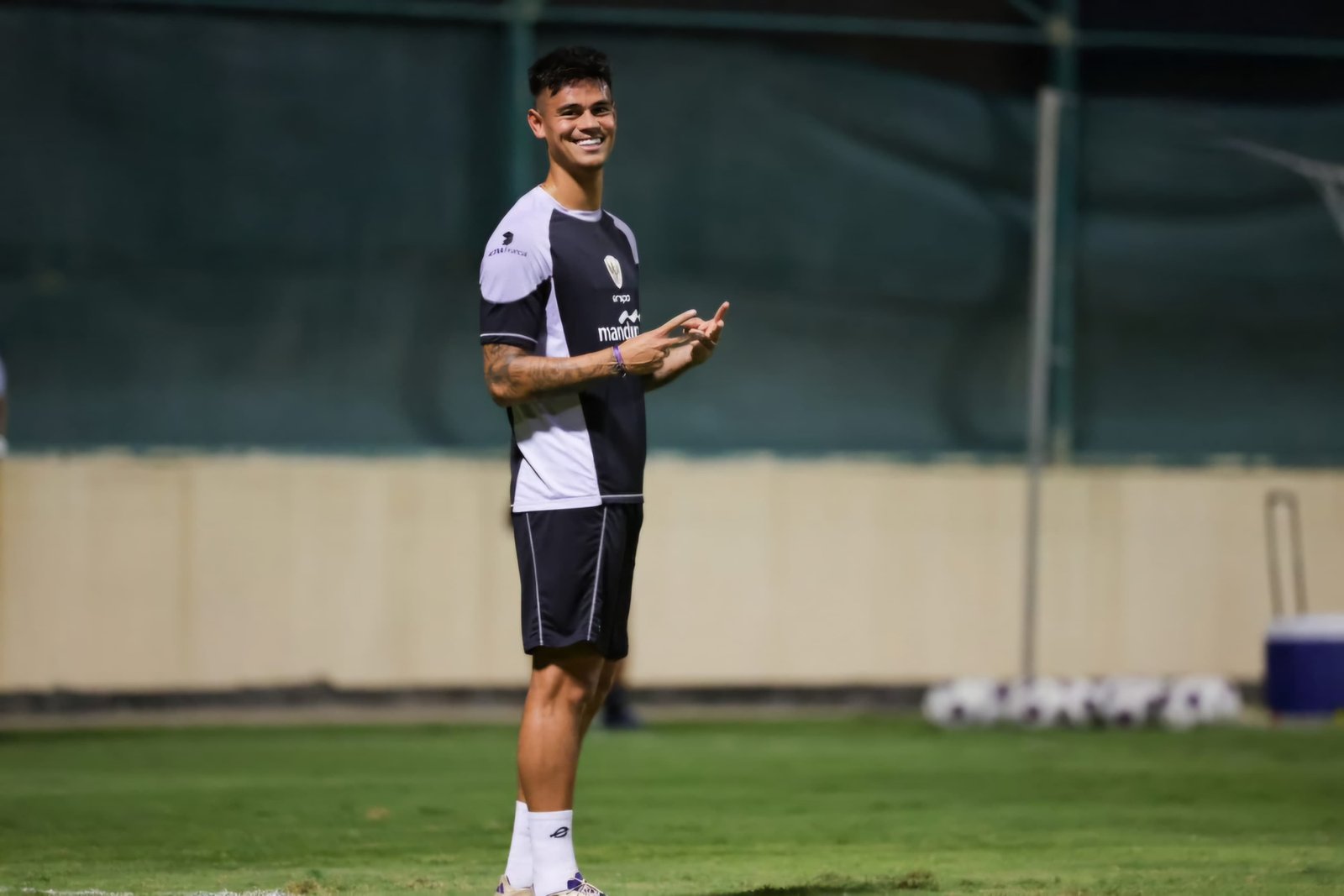Bek timnas Indonesia, Mees Hilgers saat menjalani latihan bersama skuat Garuda jelang menghadapi Bahrain dalam laga kualifikasi Piala Dunia 2026, Selasa (8/10). Foto: PSSI 