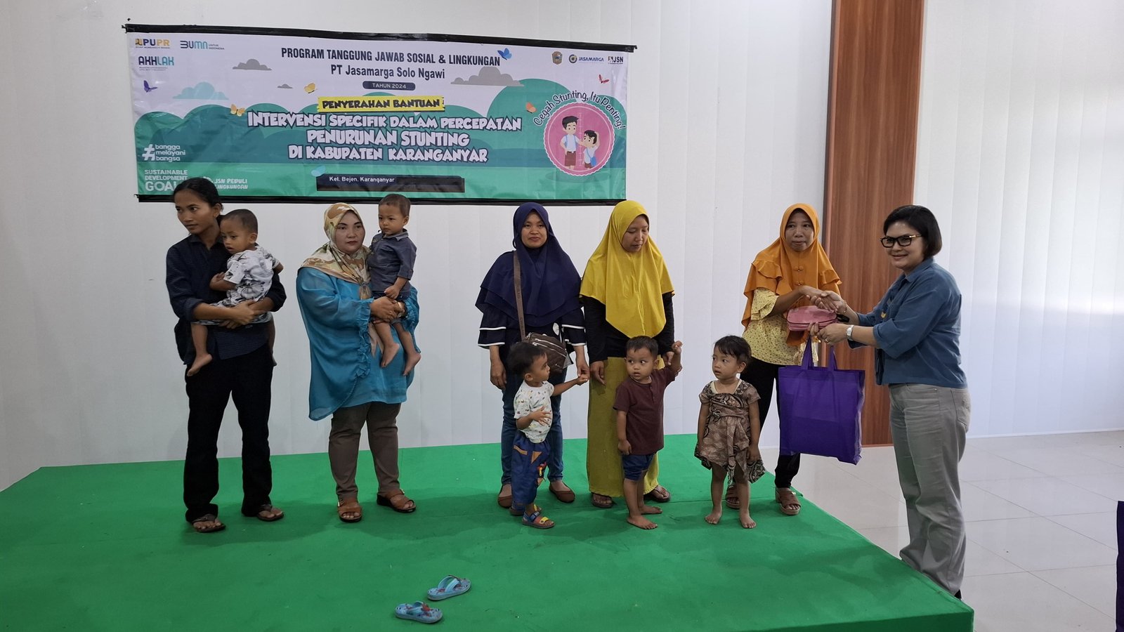PT JSN Serahkan Bantuan Penanganan Stunting di Karanganyar, Kamis (10/10). Foto: apakabar.co.id/Fernando Fitusia