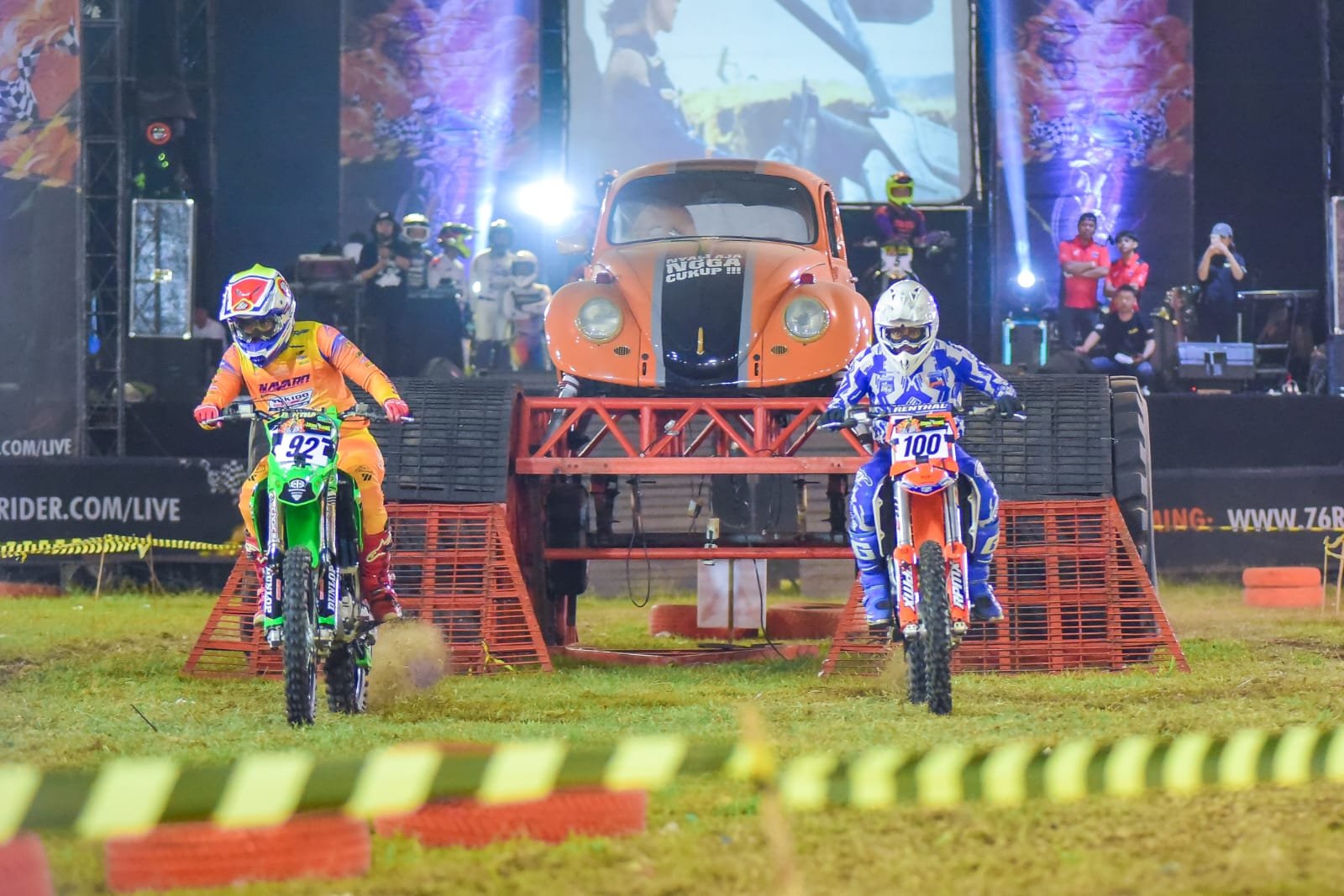 Dua krosser tengah bersaing pada balapan putaran final Trial Game Dirt 2024 di Sirkuit Lapangan Rampal, Kota Malang, Jawa Timur, Jumat (11/10). Foto: 76riders