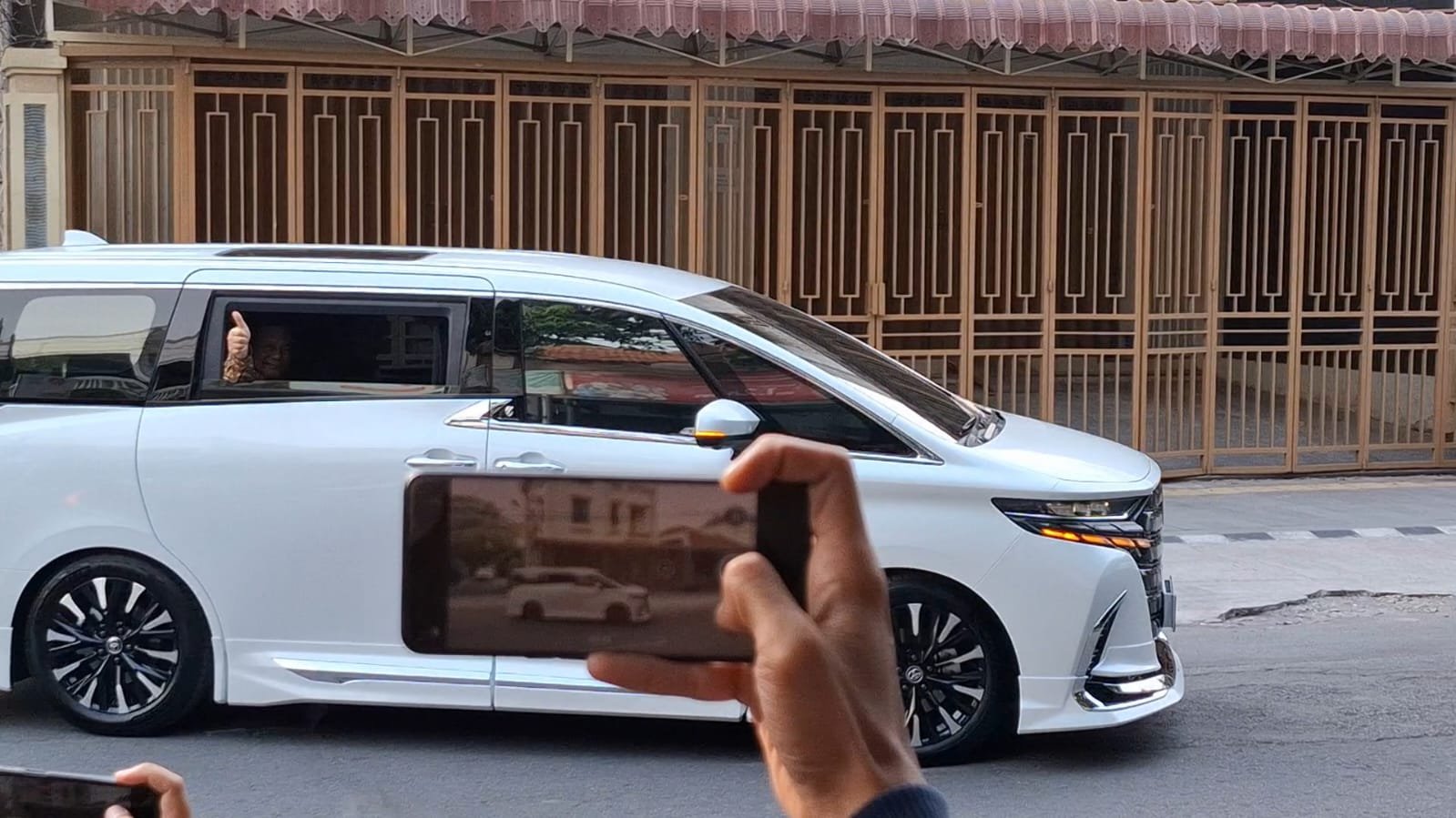 Prabowo Acungkan Jempol Usai 1,5 Jam Bertemu Jokowi