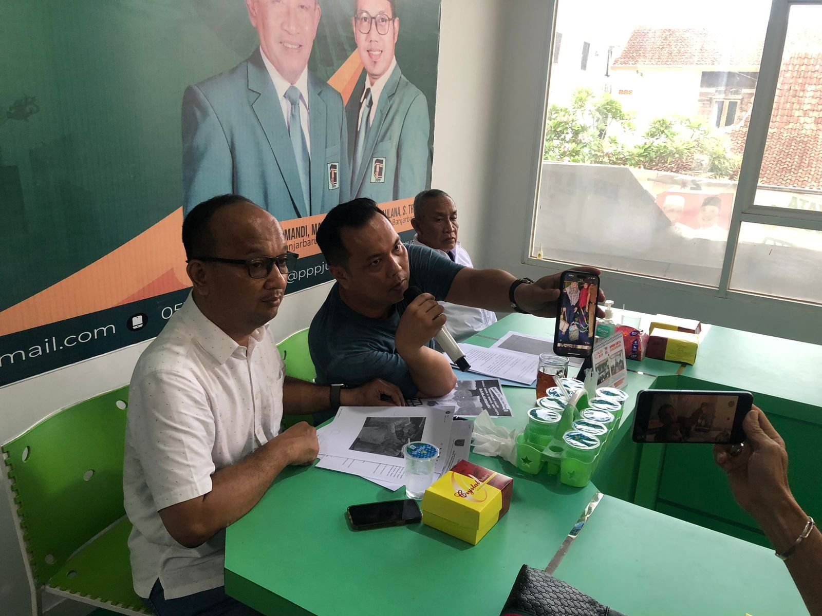 Calon Wali Kota Banjarbaru nomor urut 2, Aditya Mufti Ariffin saat memberikan keterangan pada awak media, Rabu (30/10). Foto: Zuba/apakabar.co.id