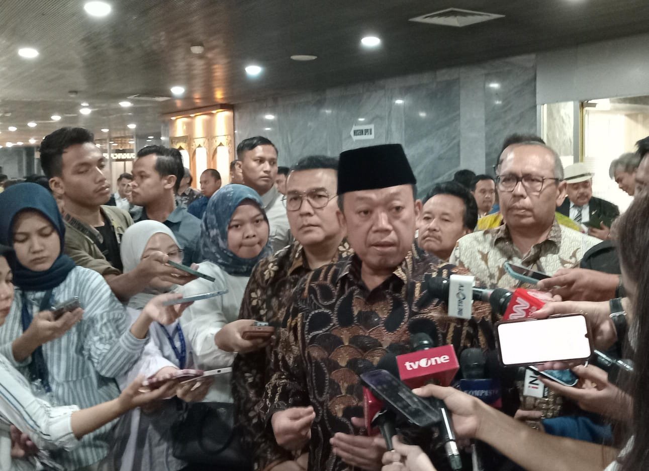 Menteri Agraria dan Tata Ruang/Kepala Badan Pertanahan Nasional (ATR/BPN), Nusron Wahid saat memberikan keterangan usai Raker bersama Komisi II DPR Ri di kompleks Parlemen Senayan Jakarta, Rabu (30/10). Foto: apakabar.co.id/Muhammad Hasbi Asidiki