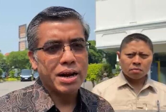 Menteri Ketenagakerjaan (Menaker) Yassierli ditemui wartawan saat hendak memasuki kawasan Istana Kepresidenan Jakarta, Selasa (29/10/2024). Foto: Antara