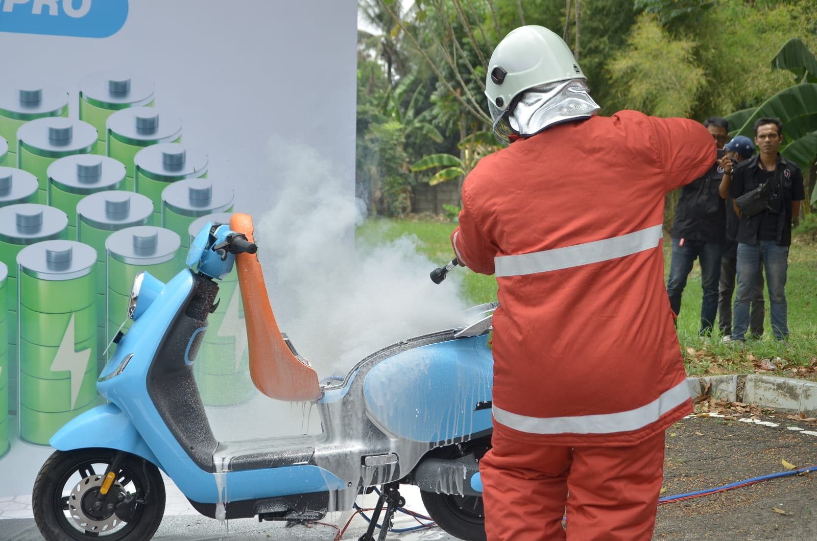 Demo pemadaman motor listrik dengan APAR khusus daei Indolok. Foto: apakabar.co.id/BS