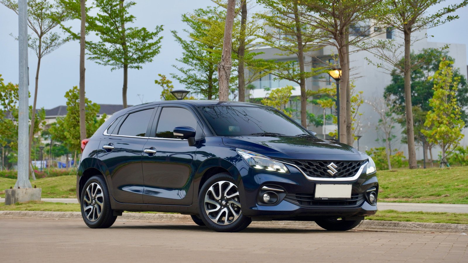 Mobil hatchback Suzuki Baleno cocok untuk keluarga muda. Foto: dok. SIS