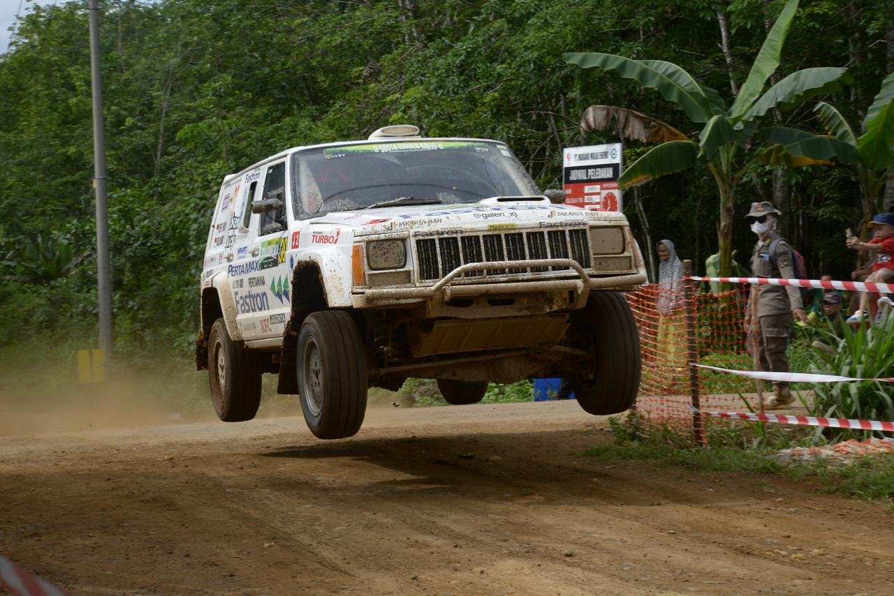 Kendarai Jeep Cherokee, Refly Febriansyah Juara South Borneo Rally 2024