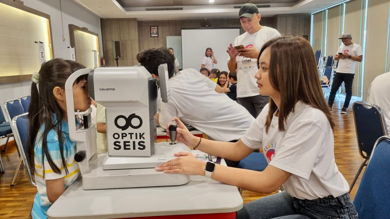 Sambut World Sight Day, Optik Seis dan Hoya Gelar Periksa Mata Gratis di SD BPK Penabur