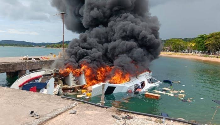 Calon gubernur Malut, Benny Laos meninggal dunia usai speedboat yang ditumpanginya terbakar saat berlabuh di Pelabuhan Regional Bobong Kabupaten Pulau Taliabu, Malut, Sabtu (12/10). Foto: istimewa 