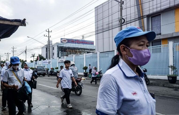 Buruh berjalan keluar dari pabrik PT Sri Rejeki Isman Tbk (Sritex) di Sukoharjo, Jawa Tengah, Kamis (24/10/2024). Pengadilan Negeri (PN) Niaga Semarang menyatakan perusahaan tekstil PT Sri Rejeki Isman Tbk (SRIL) atau Sritex dinyatakan pailit, hal tersebu