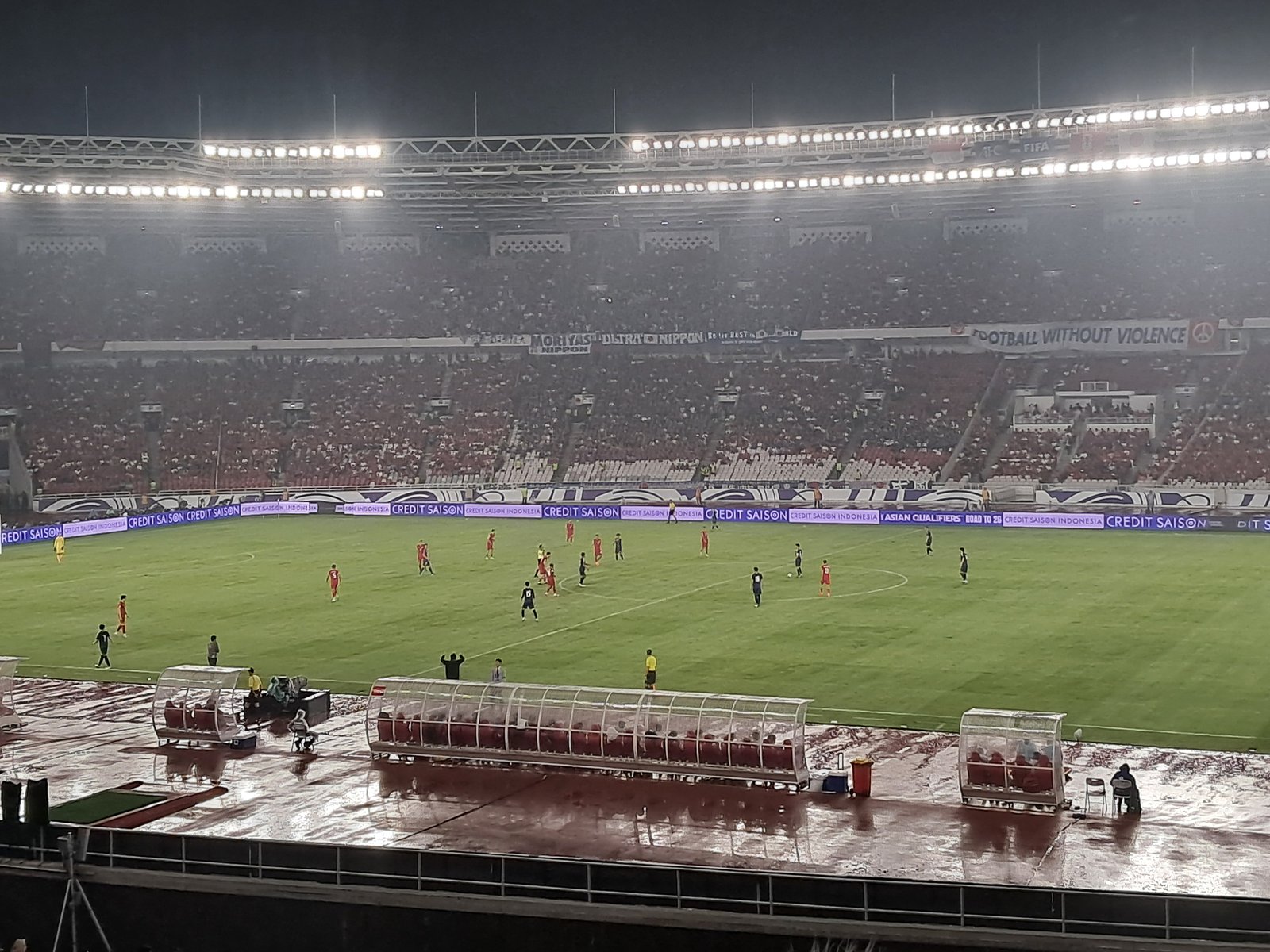 Timnas Indonesia saat melawan Jepang di Stadion Gelora Bung Karno, Jumat (15/11). Foto: apakabar.co.id