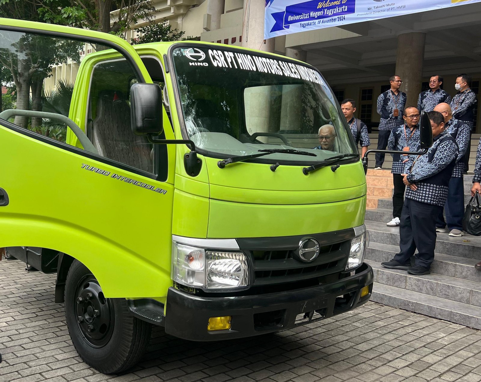 HMSI Hibahkan 1 Unit Truk Hino 300 untuk Sarana Praktik Mahasiswa UNY
