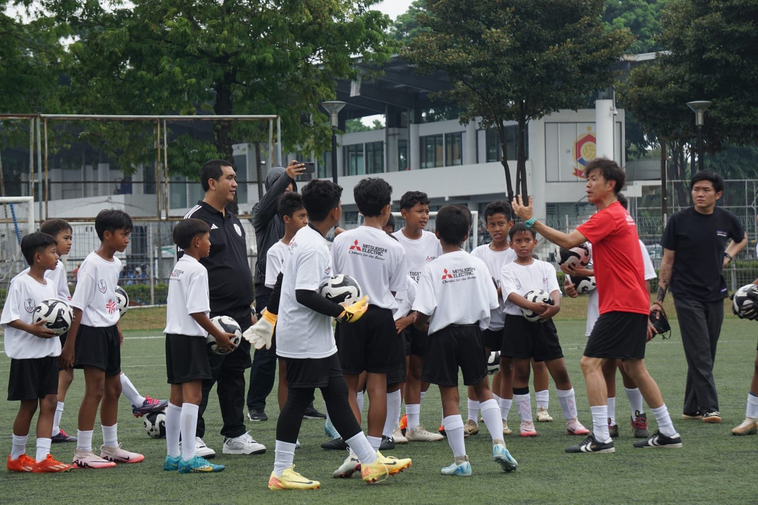 Trofi Piala AFF 2024 Singgah di Jakarta, Dimeriahkan Coaching Clinic Pemain Muda