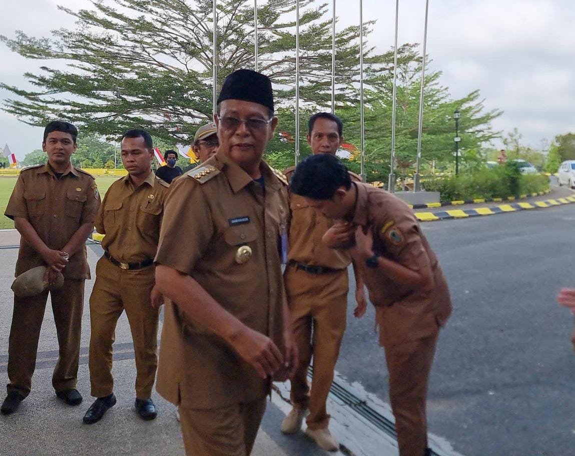 Mantan Gubernur Kalimantan Selatan Sahbirin Noor ketika muncul tiba-tiba dan memimpin Apel Pagi di Pemprov Kalimantan Selatan. Foto: Wasaka Pemprov