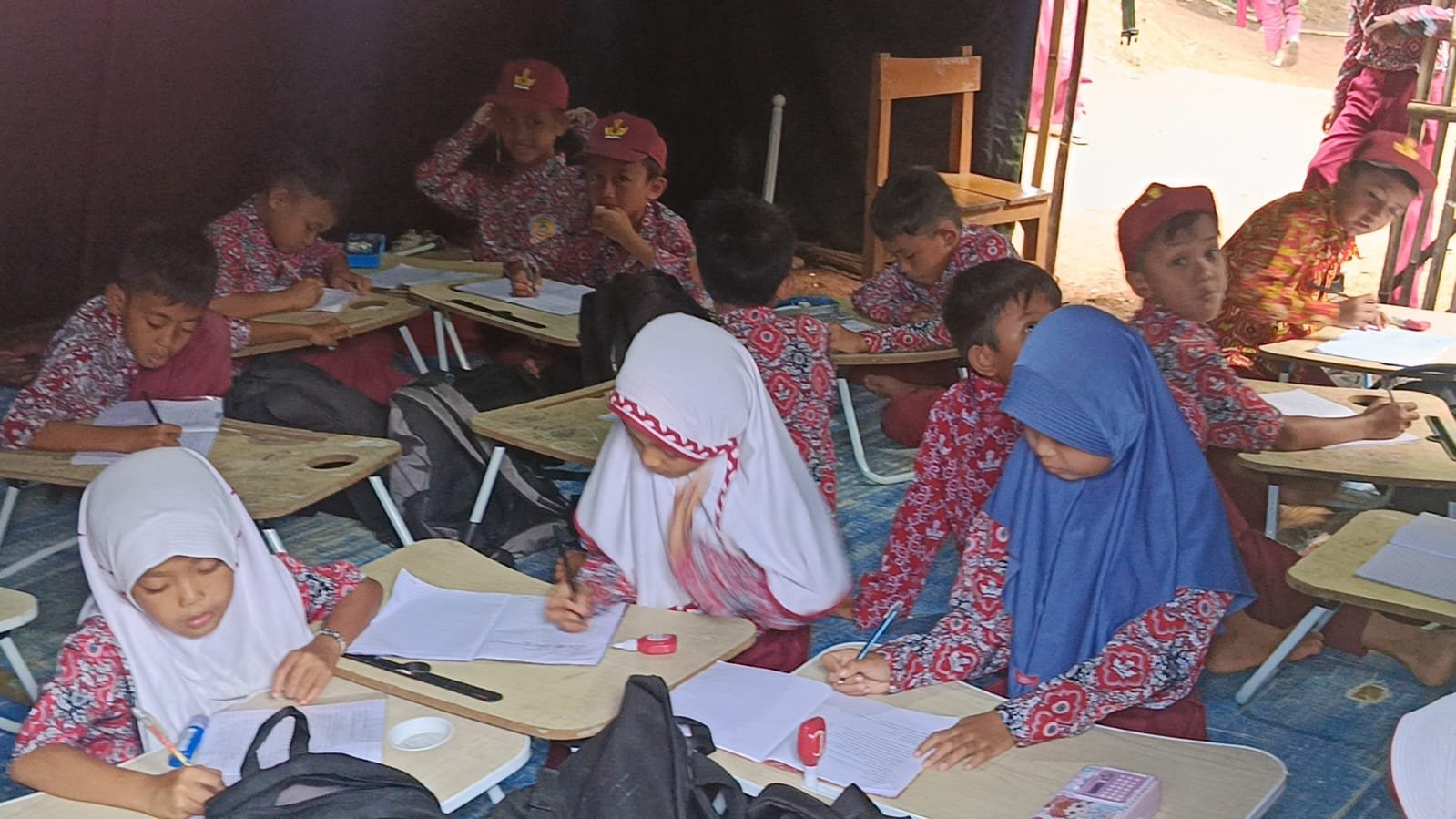 Para Siswa SDN Girijaya masih belajar di tenda pasca gempa bumi di Cianjur, Kamis (21/11). Foto: apakabar.co.id/Riski Maulana