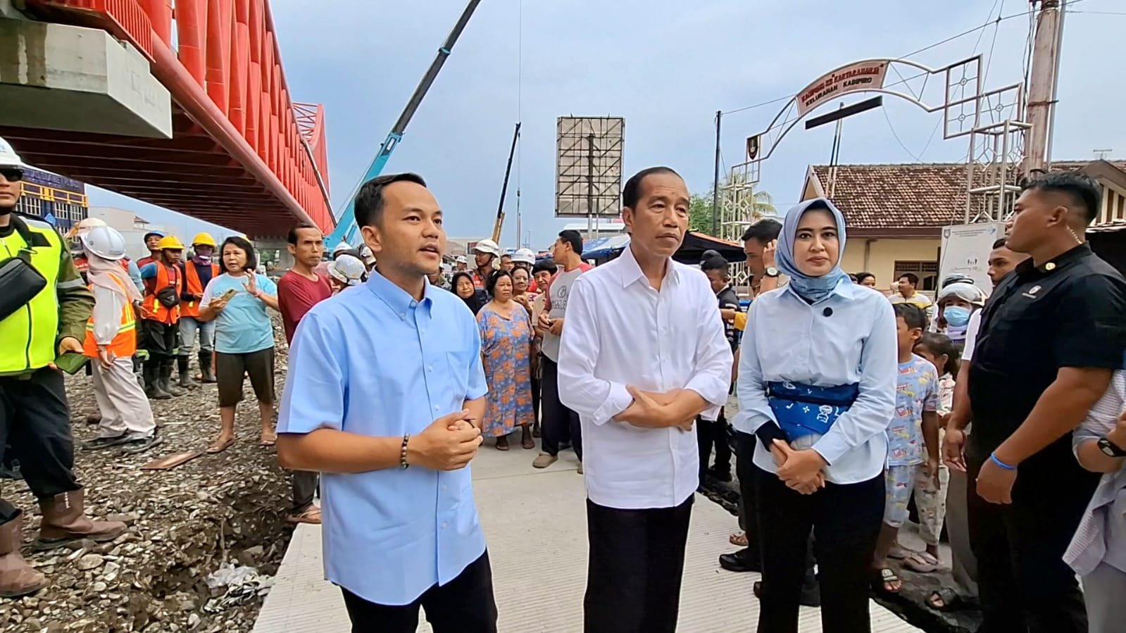 Jokowi Tinjau Proyek Rel Layang Joglo, Ingatkan Pembangunan Harus Berlanjut