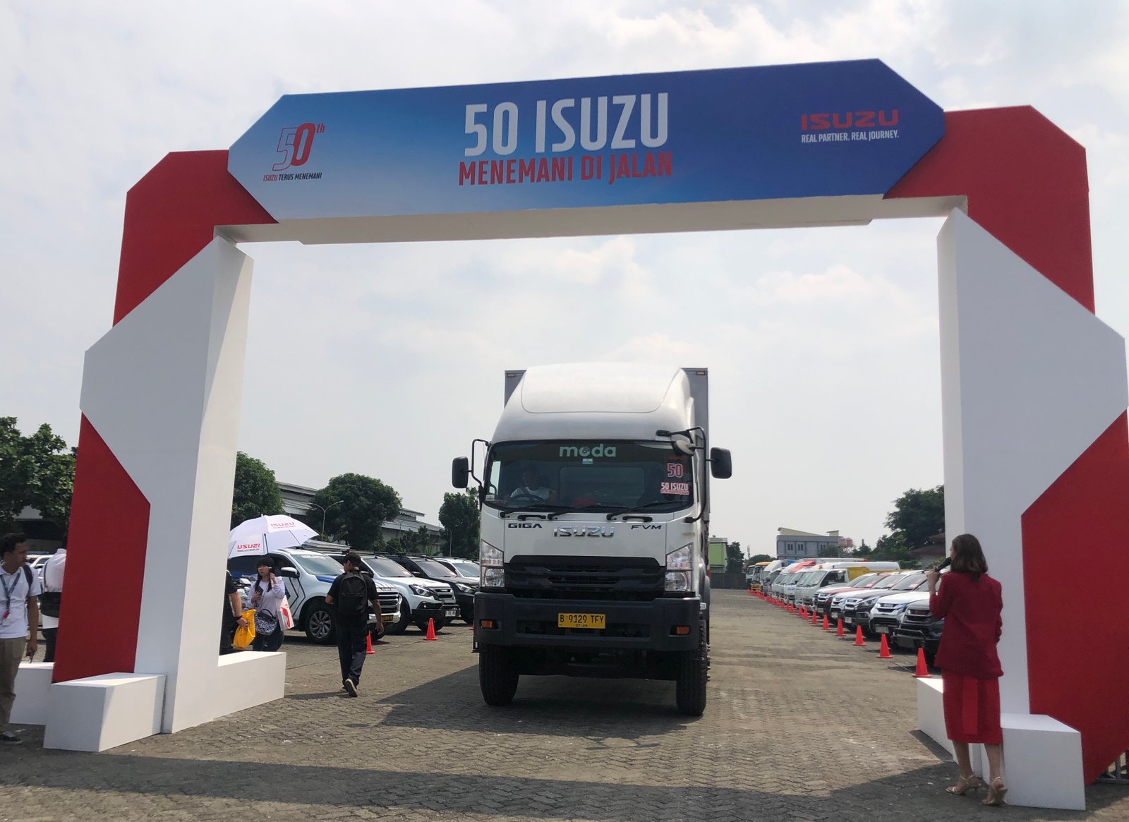 Isuzu GIGA menjadi salah satu kendaraan yang mengikuti konvoi 50 Isuzu Menemani di Jalan. Foto: apakabar.co.id/DF