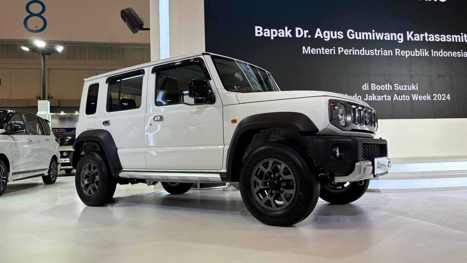 Suzuki menghadirkan Jimny 5-door White Rhino Edition di GJAW 2024. Foto: dok. SIS