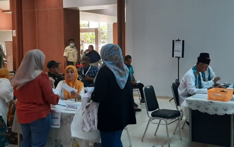 Petugas KPPS membantu pemilih pada Pilkada Jakarta 2024. di TPS 901, RSUD Koja, Jakarta Utara, Rabu (27/11/2024). Foto: ANTARA