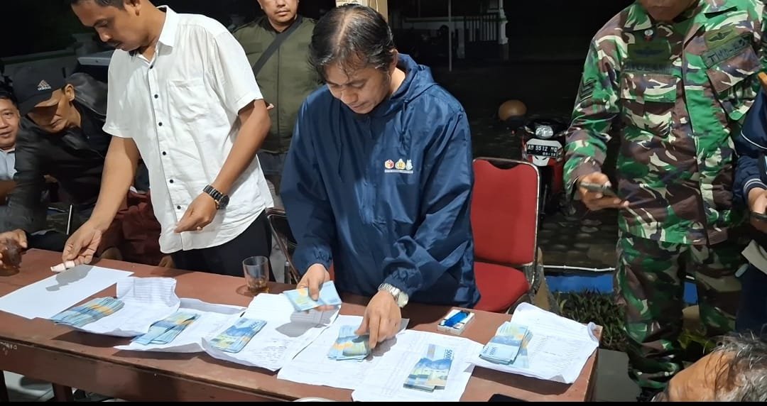 Tim Kustini-Sukamto tertangkap tangan melakukan money politics di sejumlah wilayah di Sleman. Foto: Ist.