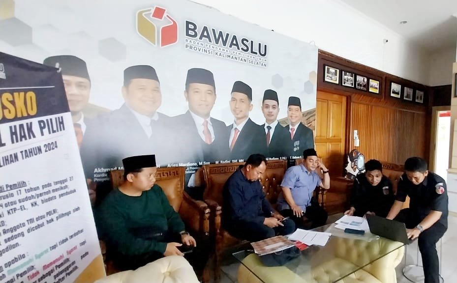 Tim Pemenangan Tamliha-Habib melaporkan dugaan pelanggaran Saidi-Idrus ke Bawaslu Kalsel beberapa waktu lalu. Foto: Istimewa