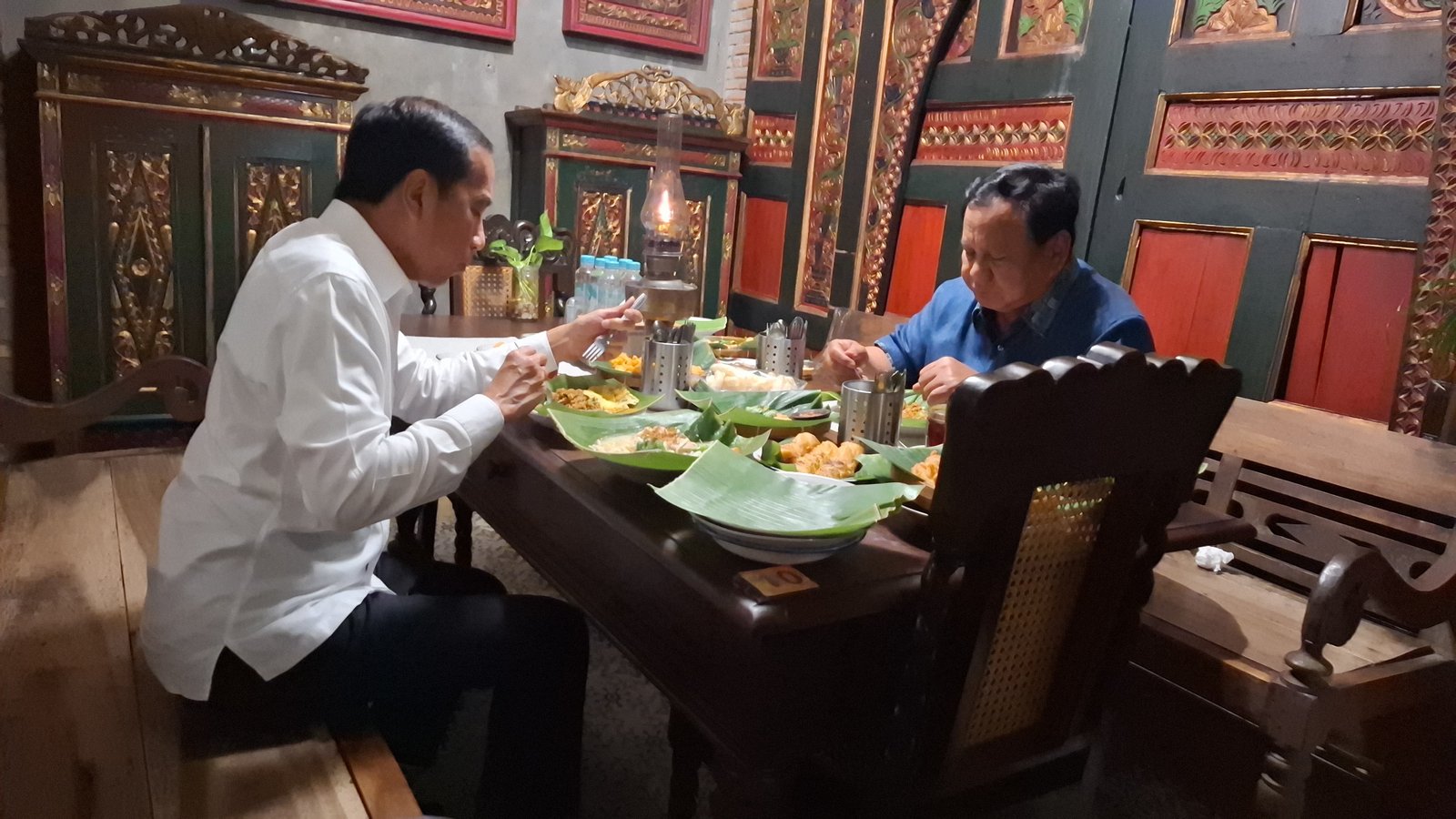 Presiden Ketujuh RI Jokowi Widodo sedang makan malam bersama Presiden RI Prabowo Subianto. Foto: apakabar.co.id/Fernando