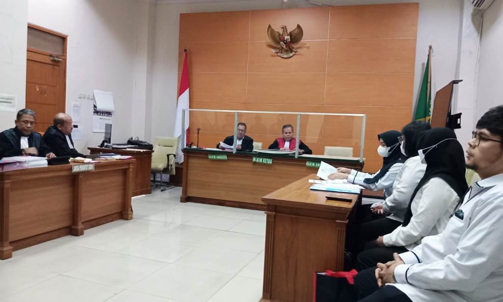 Tim hukum Sahbirin akhirnya bertemu dengan pihak KPK (kanan baju putih) di sidang praperadilan menguji sah tidaknya penetapan tersangka Sahbirin. apakabar.co.id/Hasby