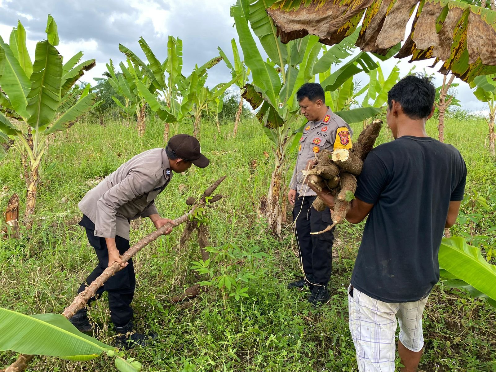 Inspiratif, Polisi di Batu Engau Bertani Dukung Asta Cita Prabowo