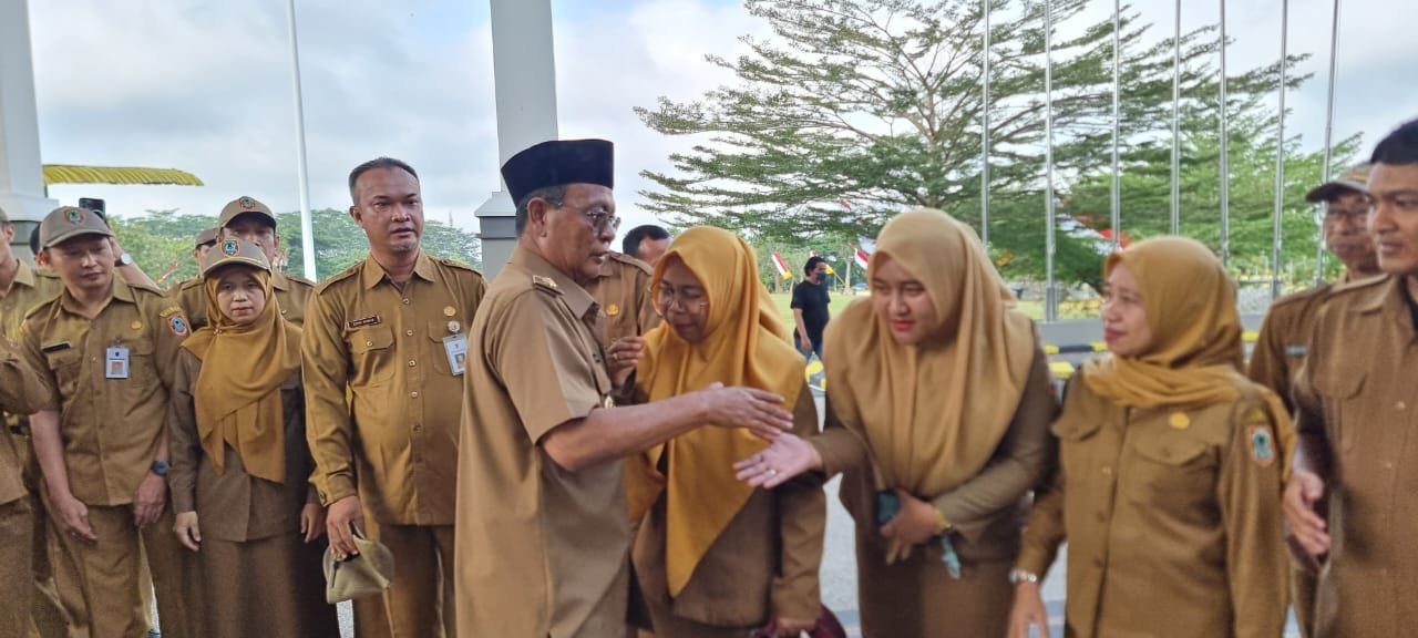 Sahbirin Noor yang sedang dicari-cari KPK muncul dalam apel pagi di kegubernuran Kalsel. Menyalami satu per satu pegawai. Foto: Wasaka 
