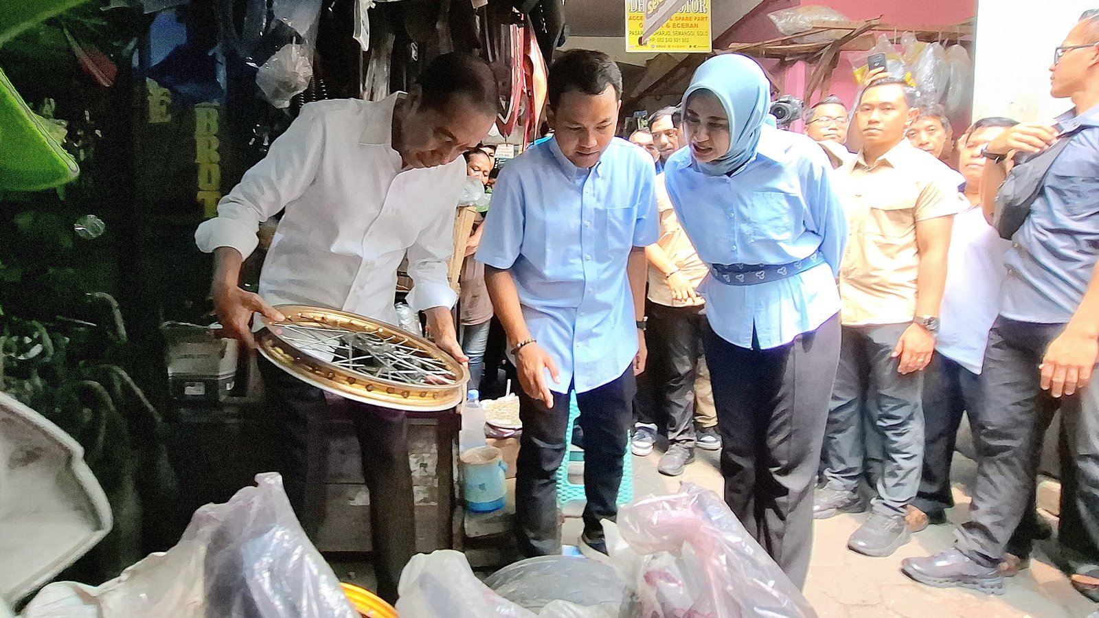 Presiden ke-7 Joko Widodo bersama pasangan calon wali kota dan calon wakil wali kota Solo nomer urut 2, Respati Ardi dan Astrid Widayani mendatangi Pasar Notoharjo, Kamis (14/11). Foto: apakabar.co.id/Fernando
